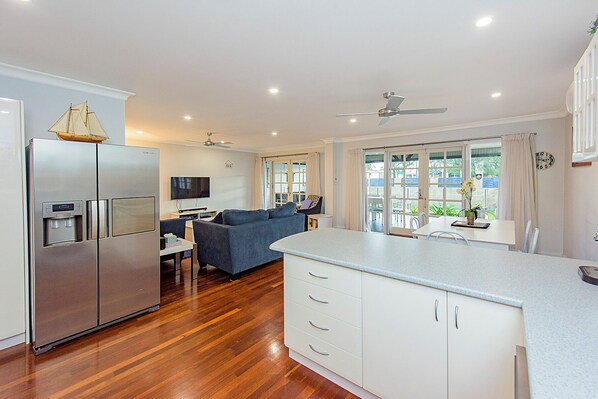 Deluxe House, Multiple Beds, Non Smoking | Private kitchen | Full-size fridge, microwave, oven, stovetop - Sea Renity On Earnshaw (West Busselton)