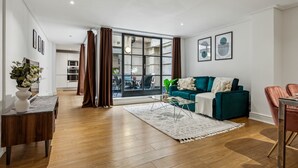 Unclassified image, 4 of 22, button - Modern 1BR with Patio in Holborn (London)