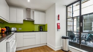 Unclassified image, 5 of 22, button - Modern 1BR with Patio in Holborn (London)