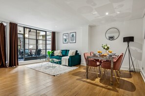 Living area - Modern 1BR with Patio in Holborn (London)