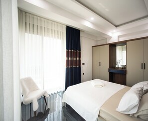 4 bedrooms, in-room safe, desk, iron/ironing board