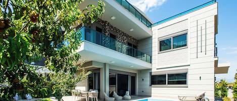 Una piscina al aire libre