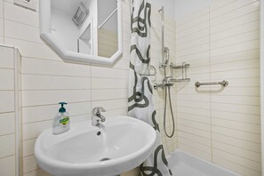 Apartment | Bathroom | Hair dryer, towels, toilet paper - Apartment White (Rovinj)