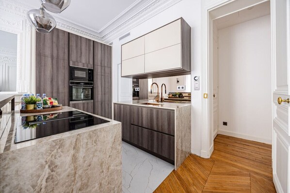 冷蔵庫、電子レンジ、オーブン、食器洗い機