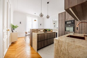 Refrigerador, microondas, horno y lavavajillas 