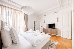 4 makuuhuonetta, silitysrauta/-lauta, vauvan matkasänky, Wi-Fi