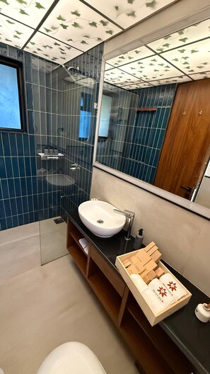 Een douche, milieuvriendelijk toiletgerief, een haardroger, handdoeken