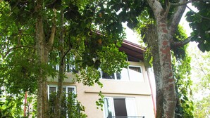 A stone pathway leading to a building with a balcony. - Peaceful Peak (Kandy)