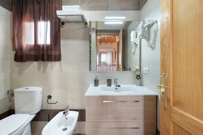 Regadera, secadora de cabello, toallas 