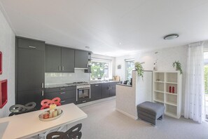 Geladeira, micro-ondas, fogão, lava-louças