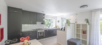 Cozy furnished holiday home with a winter garden, lots of privacy, and a spacious garden.
