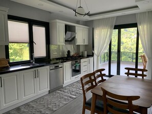 Refrigerador con freezer, horno, placa de cocina, lavavajillas