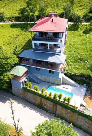 Escritorio, espacio para trabajar con laptop y cortinas blackout 