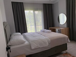 Escritorio, espacio para trabajar con laptop y cortinas blackout 