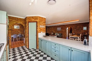 Refrigerador con freezer, microondas, horno, placa de cocina
