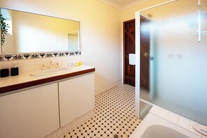 舒适独立别墅, 3 间卧室, 无烟房 | 浴室 | 淋浴设施、毛巾、肥皂、洗发水