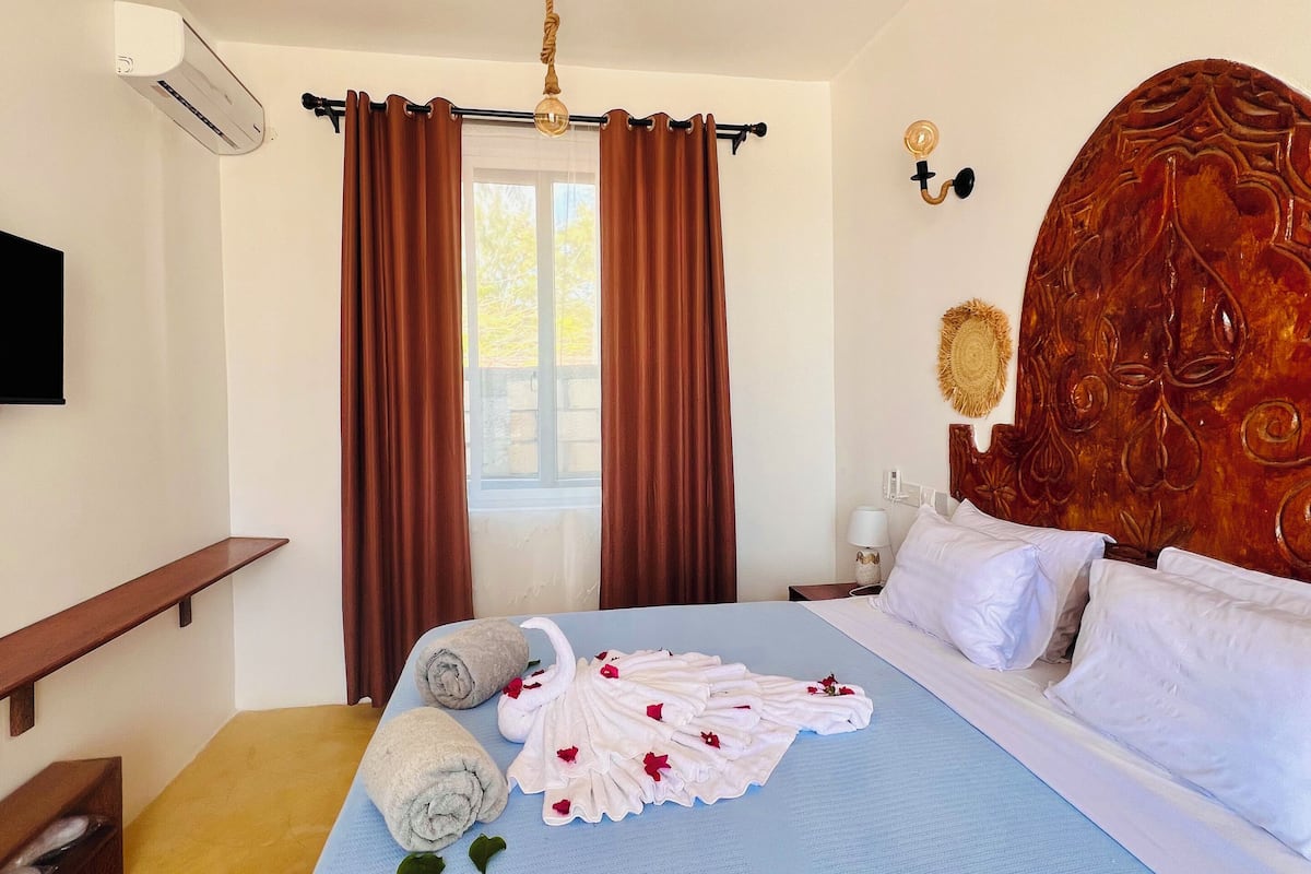 Deluxe tweepersoonskamer, gedeeltelijk uitzicht op zee | Lakens van Egyptisch katoen, luxe beddengoed