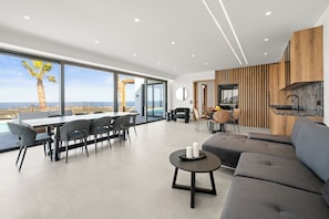 Villa Luxury | Area soggiorno | Smart TV 32 pollici con canali satellitari