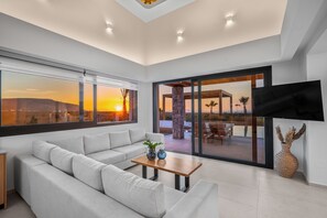 Villa de lujo, 4 habitaciones, alberca privada | Área de sala de estar | Smart TV de 32 pulgadas con canales vía satélite 