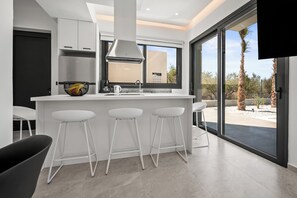 Aura Suite | Cucina privata | Frigorifero con congelatore, microonde, forno, piano cottura
