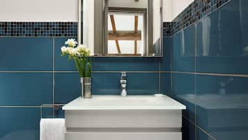 Classic Double or Twin Room | Bathroom | Shower, rainfall showerhead, free toiletries, hair dryer