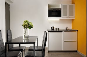 Junior Suite, Garden View | Living area | 33-inch flat-screen TV with cable channels - FH55 Med Guesthouse (Florence)