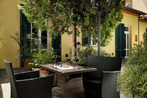 Superior-værelse med dobbeltseng eller 2 enkeltsenge - terrasse - udsigt til have | Terrasse/gårdhave
