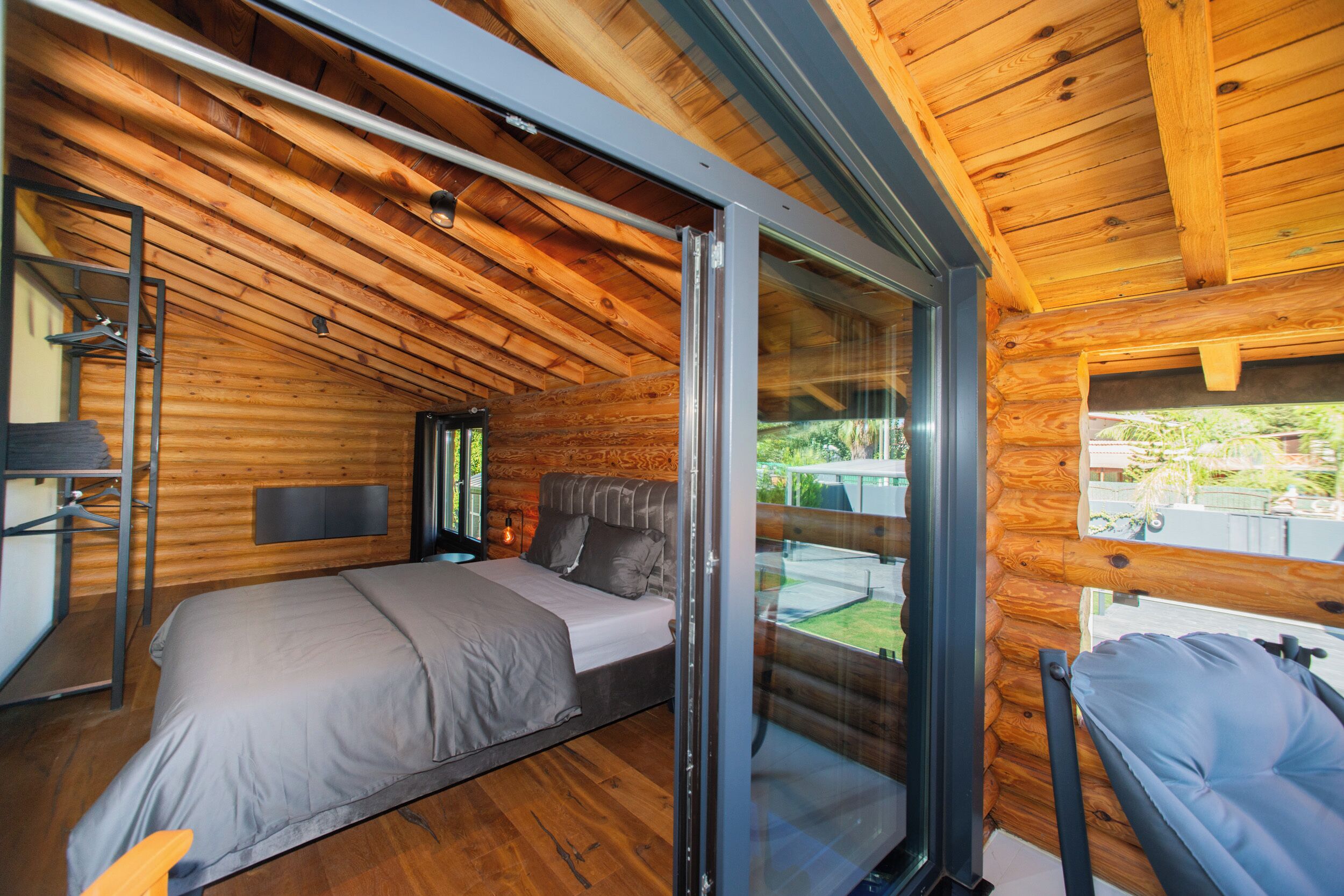 4 chambres, coffres-forts dans les chambres, fer et planche à repasser