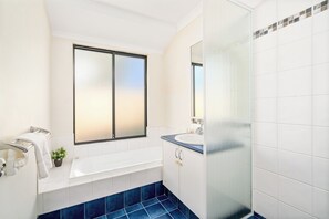 Bathroom - Sandpiper House (Broadwater)