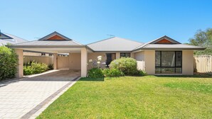 Front of property - Sandpiper House (Broadwater)