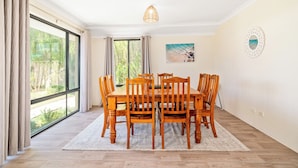 Dining room - Sandpiper House (Broadwater)