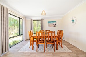 Dining room - Sandpiper House (Broadwater)