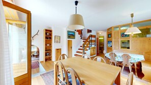 Dining - 5-½ room apartment in a sunny location, with marvellous views of the valley and (Zuoz)