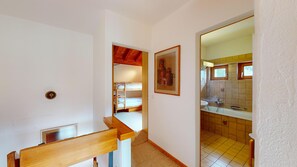 Hair dryer, towels - 5-½ room apartment in a sunny location, with marvellous views of the valley and (Zuoz)