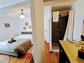 3 Schlafzimmer, Schreibtisch, Bügeleisen/Bügelbrett, WLAN