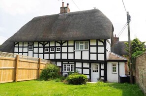 Exterior - Two Bedroom Thatched cottage (Upavon)