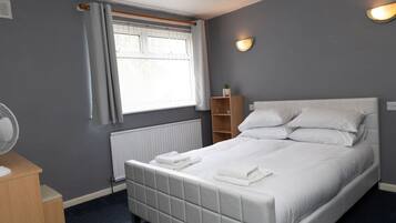 3 bedrooms, desk, iron/ironing board, free WiFi