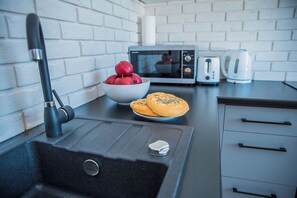 冷蔵庫、電子レンジ、オーブン、コンロ