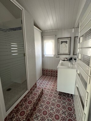 Dusche, Haartrockner, Handtücher, Seife