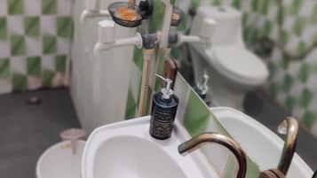 Ducha, toallas, jabón, shampoo