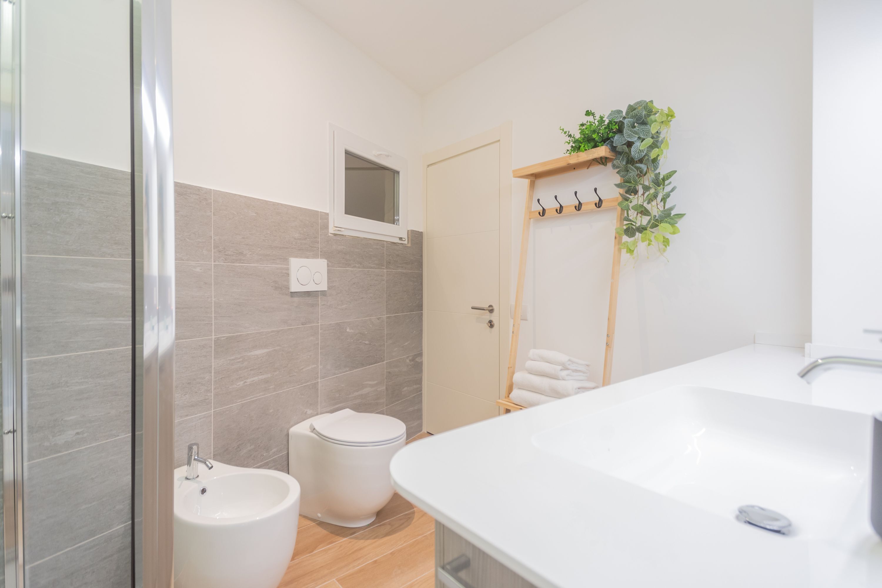 Une salle de bain moderne équipée d’une douche, d’un bidet et d’une grande baignoire.