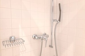 Dutxa, assecador de cabells, bidet i tovalloles 