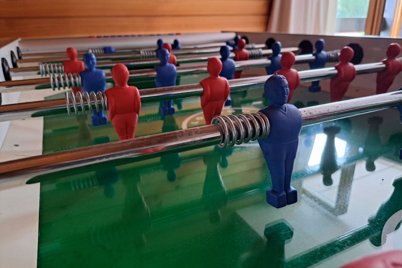 Un tavolo da calcio con figure rosse e blu.