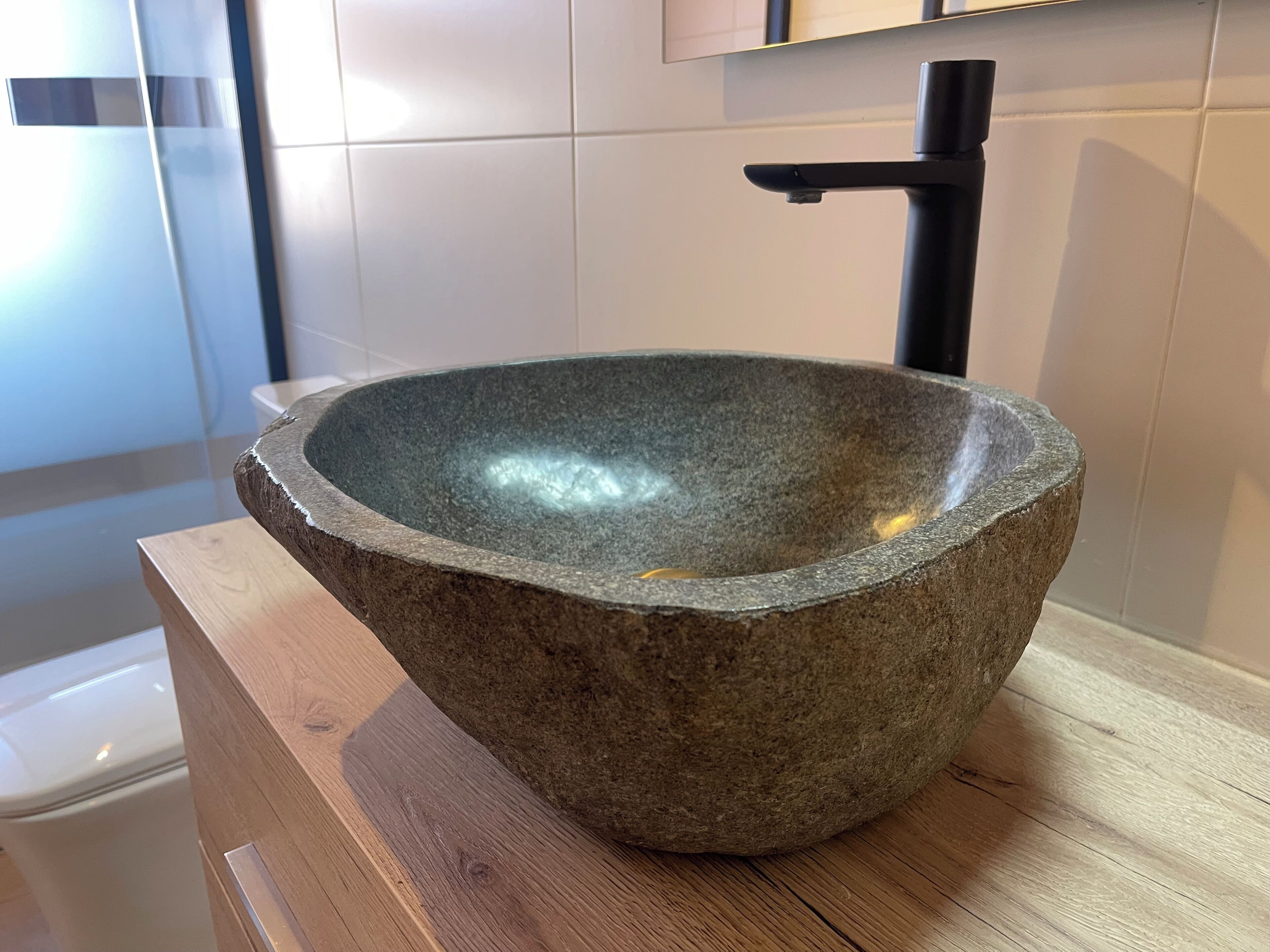 Een douche, een haardroger, handdoeken, zeep