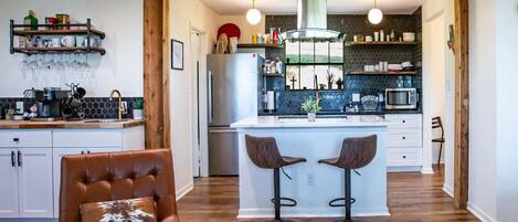 Kühlschrank, Mikrowelle, Ofen, Herdplatte