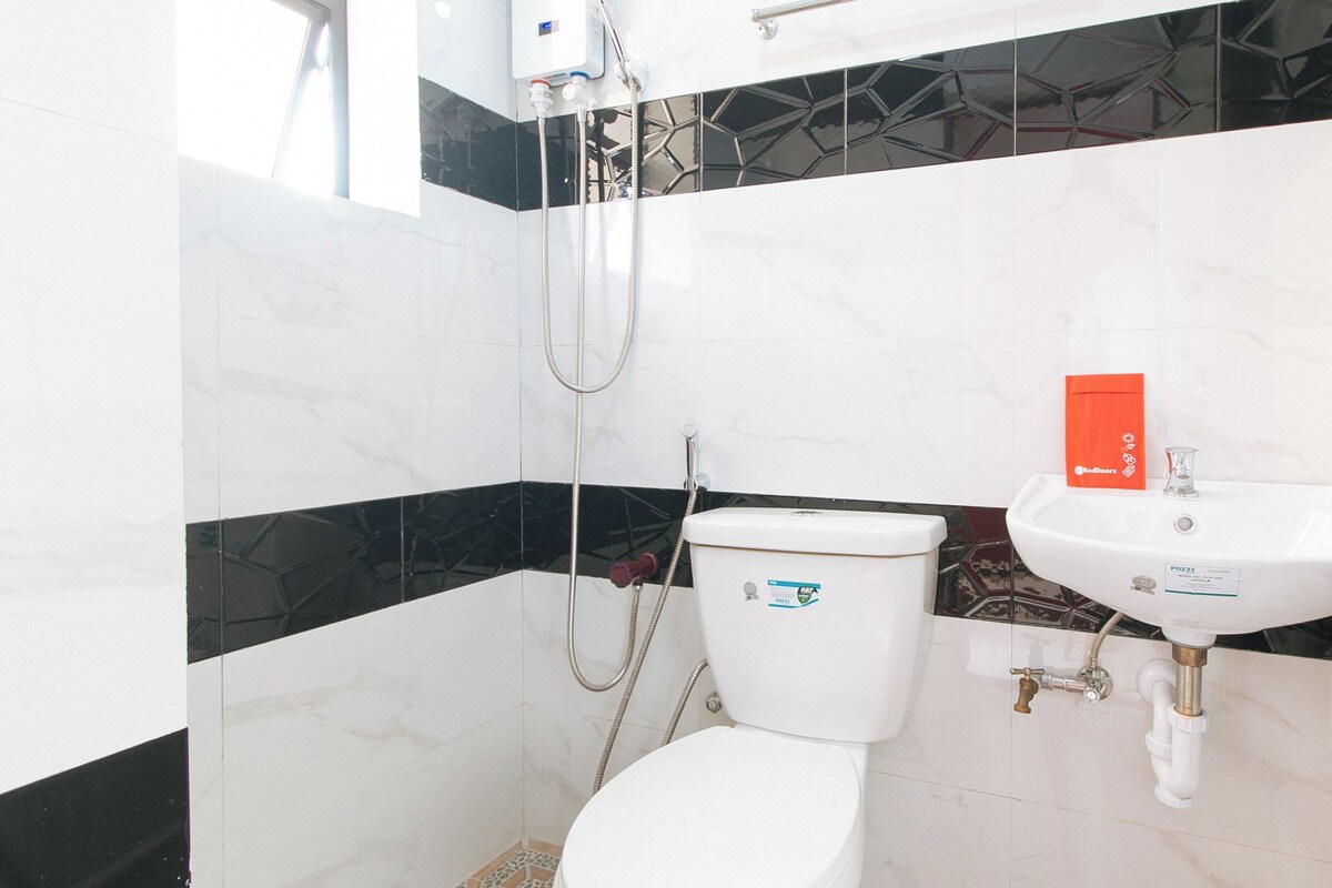 Ein Badezimmer mit Toilette, Waschbecken und Dusche.