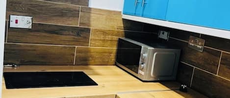 Studio | Privékeuken | Een koelkast, een magnetron, een kookplaat, een waterkoker