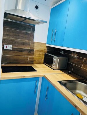 开间 | 私人厨房 | 冰箱、微波炉、炉灶、电热水壶