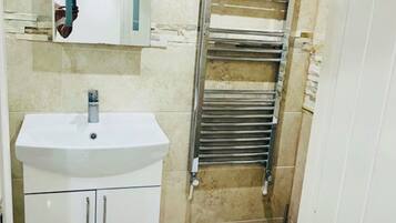 Studio | Bathroom | Shower, free toiletries, hair dryer, towels