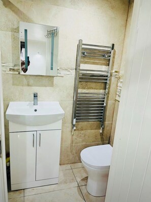 Studio | Bathroom | Shower, free toiletries, hair dryer, towels